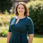Sebavedomá drobná plus size žena v štýlových šatách stojí v parku za denného svetla.